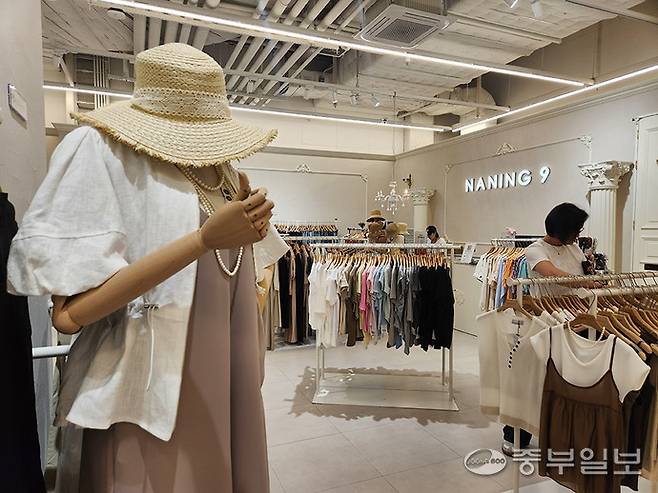 14일 스타필드 수원에서 고객들이 여름 의류를 고르고 있다. 이보현 기자