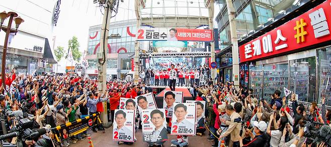 국민의힘 김문수 대통령 후보가 제21대 대통령 선거 공식 선거운동 둘째 날인 13일 울산을 찾아 중구 뉴코아아울렛 앞에서 유세를 하고 있다. 이수화 기자