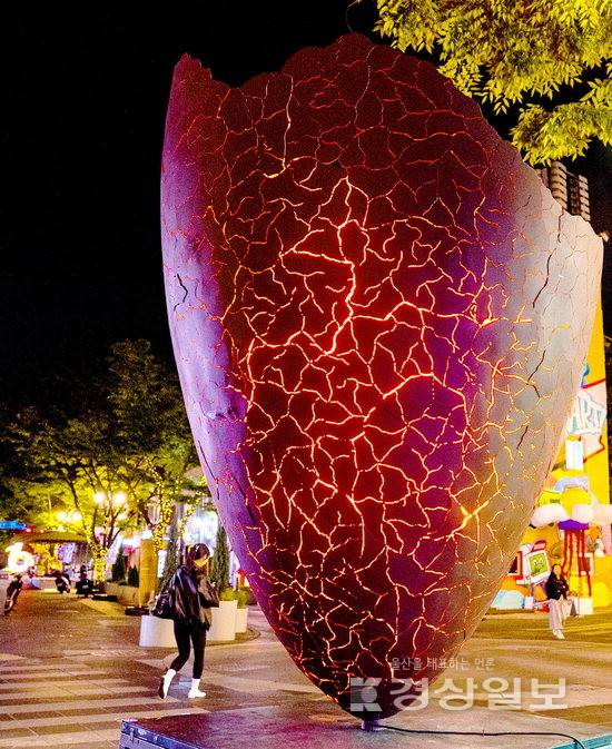 ▲ '굿워캔드!'를 주제로 한 2025 울산현대미술제가 오는 18일까지 일정으로 울산 중구 성남동 문화의거리 일원에서 열리고 있는 가운데 아름다운 조명이 설치된 작품들로 거리 야경이 보석처럼 빛나고 있다. 김동수기자