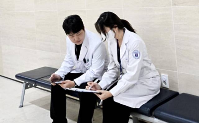 지난 4월 24일 계명대 성서동산병원에서 만난 김경수 장기 구득 코디네이터와 김민애 장기 이식 코디네이터가 업무하는 모습. 임재환 기자