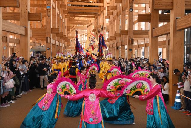 오사카엑스포에서 펼쳐진 조선통신행렬은 전통공연이 함께 어우러져 관람객에게 환호을 받았다. 부산문화재단 제공