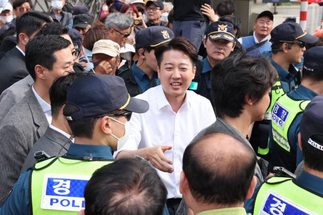 개혁신당 이준석 대선 후보가 14일 오후 부산 중구 자갈치시장을 방문해 시민들과 인사를 인사를 나누고 있다. 정종회 기자 jjh@