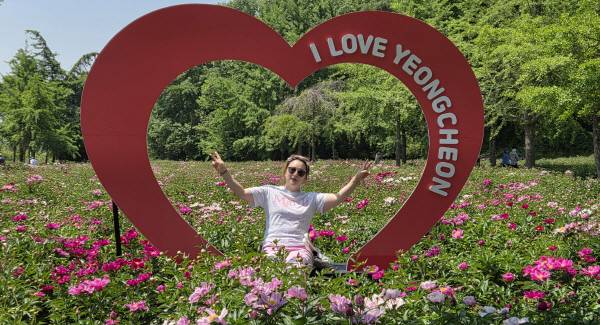 한 여성이 14일 화북면 자천리 작약꽂밭 포토존에서 포즈를 취하며 기념촬영을 하고 있다. 권오석 기자