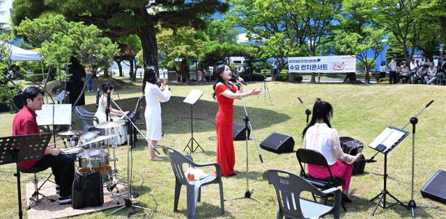 14일 창원국가산단 내 효성중공업㈜ 창원1공장 잔디광장에서 열린 ‘문화가 있는 산단 수요 런치콘서트’에서 출연자들이 공연을 하고 있다./전강용 기자/