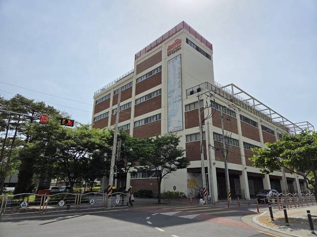 대구수창청춘맨션에서 열리고 있는 「불꽃에서 피어난 정원」은 디지털 시대의 분노, 갈등, 인간 내면의 불안을 승화라는 개념으로 재구성됐다. 권예인 인턴