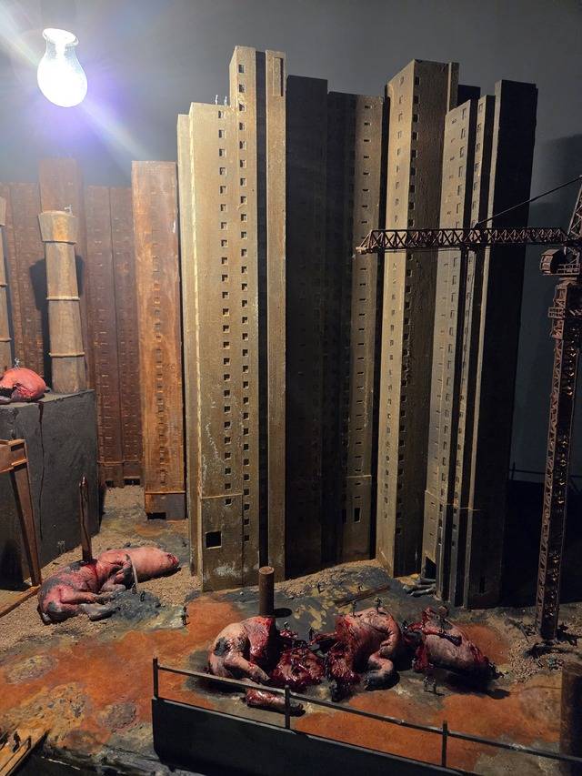 「불꽃에서 피어난 정원」 전시 곳곳에는 살점이 드러난 채 피흘리는 돼지들이 있다. 단순히 동물만을 표현한 것이 아니다. 고층 아파트가 솟아오르는 동안, 그 뒷편에서 사라진 것은 삶의 터전이 무너진 사람들, 가려진 채 보이지 않는 약자들일 수 있다. 돼지는 그 모든 생명들을 대신한다. 권예인 인턴