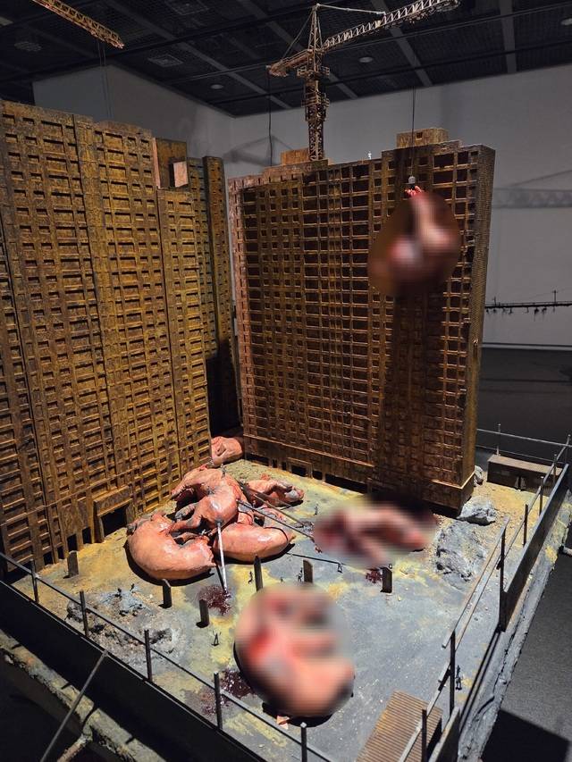살점이 드러난 채 피흘리고 있는 돼지들은 단순한 동물만을 표현한 것이 아니다. 도시가 확장되고 고층 아파트가 솟아오르는 동안, 그 뒷편에서 사라진 것은 단지 자연만이 아니었다. 때로는 삶의 터전이 무너진 사람들, 가려진 채 보이지 않는 약자들일 수 있다. 돼지는 그 모든 생명들을 대신한다.