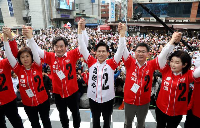 김문수 국민의힘 대선 후보가 부산 자갈치시장을 찾아 지역의원들과 인사하고 있다.