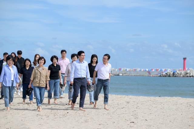 영덕군이 웰니스여행지로 주목받고 있는 가운데 김광열 영덕군수(맨앞 가운데)와 직원들이 '블루로드'를 걷고 있다. 영덕군 제공