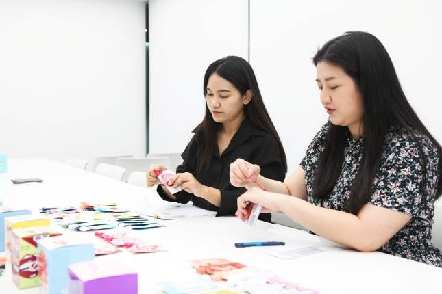 코스맥스타일랜드 연구원들이 스파우트 파우치 립제품을 테스트하는 모습./사진=코스맥스 제공