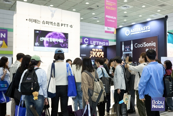 대한레이저피부모발학회 칼레심 임상 캠페인 부스를 찾은 의료진과 병원 관계자들. ⓒ셀리서치