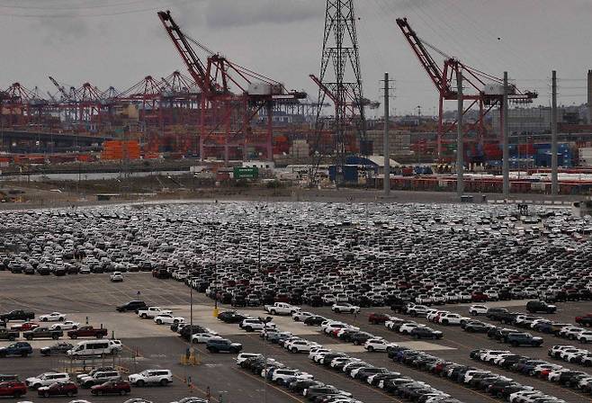 6일(현지시간) 미국 캘리포니아주 롱비치의 롱비치항 인근 창고에 신차가 주차돼 있다.(사진=AFP)