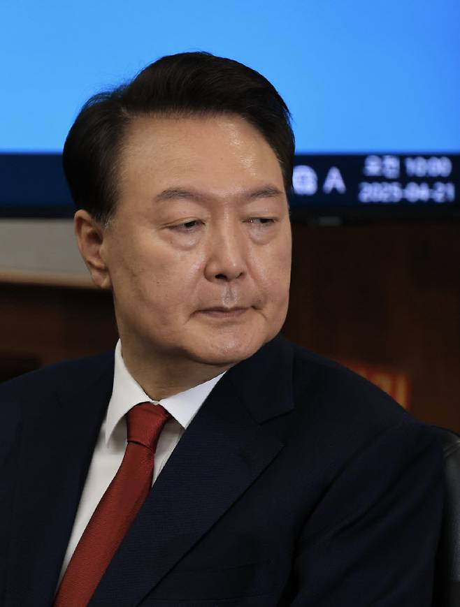 [사진공동취재단] 윤석열 전 대통령이 4월 21일 서울 서초동 서울중앙지법에서 열린 내란 우두머리 혐의 형사재판 2번째 공판에 출석하고 있다.