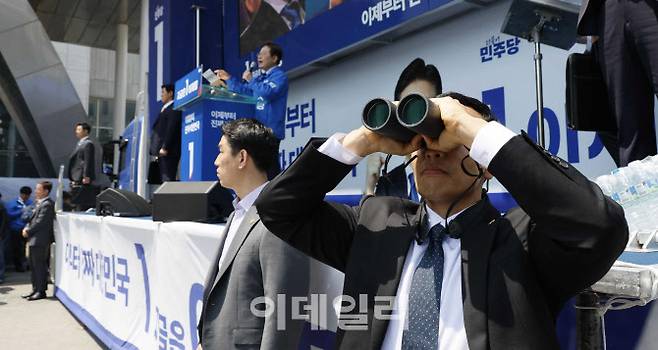 이재명 더불어민주당 대선 후보가 6·3 대통령 선거 공식 선거운동 이틀째인 지난 13일 경북 구미시 구미역 광장에서 유세를 하는 동안 경호원들이 주위를 살피고 있다. (사진=노진환 기자)