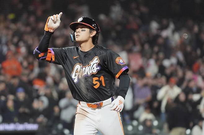 샌프란시스코 자이언츠 이정후가 시즌 5호 홈런을 때린 뒤 기뻐하고 있다. 사진=AP PHOTO