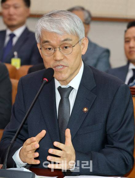 천대엽 대법원 법원행정처장이 14일 국회에서 열린 법제사법위원회 전체회의에서 의원들 질의에 답하고 있다. (사진=방인권 기자)