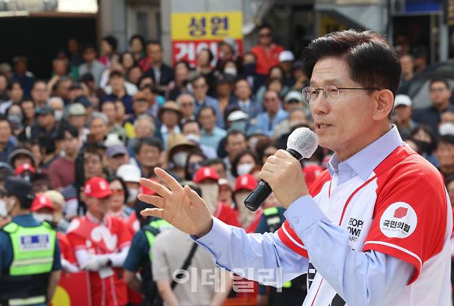 [이데일리 노진환 기자] 김문수 국민의힘 대선후보가 14일 오후 경남 밀양시 중앙로에서 열린 선거유세에서 지지자들에게 연설을 하고 있다.