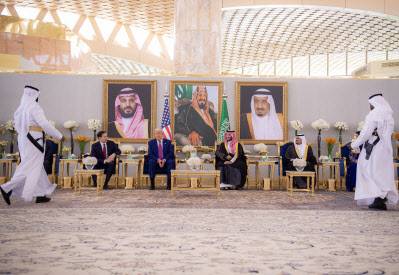 도널드 트럼프 미국 대통령과 무함마드 빈 살만 사우디 왕세자가 13일(현지시간) 회담을 하고 있다. (사진=사우디 왕실제공)