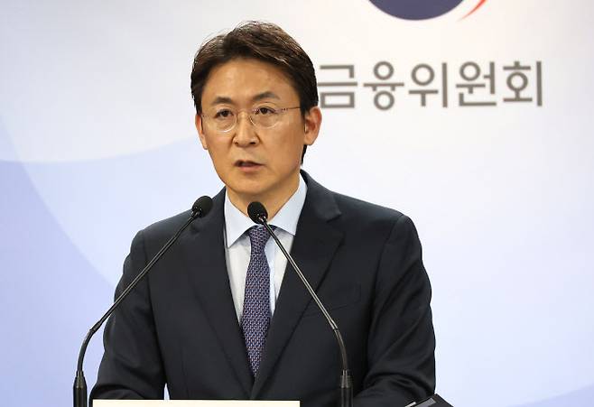 권대영 금융위원회 사무처장이 14일 서울 종로구 정부서울청사에서 MG 손해보험 처리방안 관련 브리핑을 하고 있다.(사진=연합뉴스)