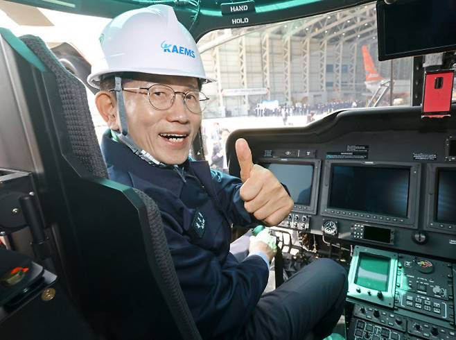 국민의힘 김문수 대선 후보가 14일 경남 사천시 한국항공서비스를 방문해 산림청 헬기에 탑승하고 있다. (사진=연합뉴스)