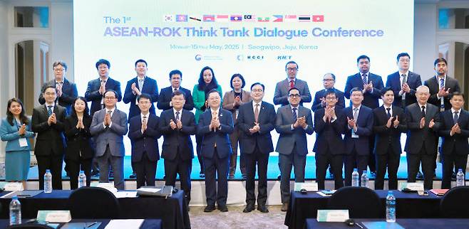 권남훈(앞줄 왼쪽 6번째부터) 산업연구원 원장, 박일준 대한상공회의소 부회장, 정인교 산업통상자원부 통상교섭본부장을 비롯한 관계자가 14일 제주롯데호텔에서 열린 제1차 한-아세안 경제·통상 싱크탱크 다이얼로그(AKTD) 컨퍼런스에서 기념촬영하고 있다. (사진=산업부)