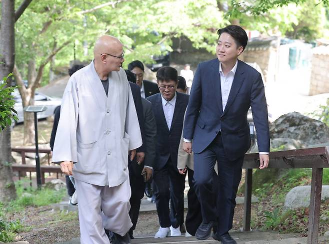 개혁신당 이준석 대선 후보가 14일 부산 금정구 범어사 안양암에 도착해 계단을 오르고 있다.(사진 = 연합뉴스)