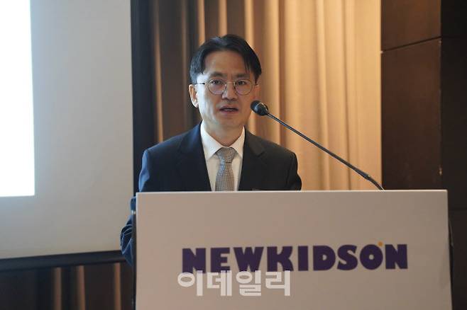 주춘섭 뉴키즈온 대표이사가 14일 서울 여의도에서 진행된 기업 설명회에서 회사의 경영 성과와 성장 전략에 대해 설명하고 있다. (사진=뉴키즈온)