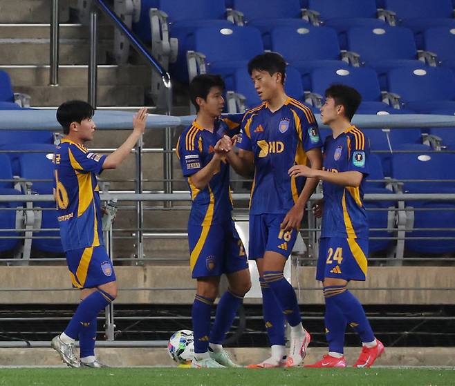 선제골을 넣은 허율과 울산 선수들. 사진=연합뉴스