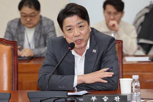 국회 국방위원회 소속 부승찬 더불어민주당 의원이 지난 2월 17일 서울 여의도 국회에서 열린 국방위원회 전체회의에서 발언하고 있다. (사진=뉴시스)