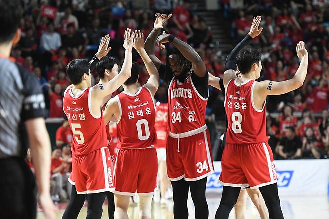 환호하는 SK 선수들