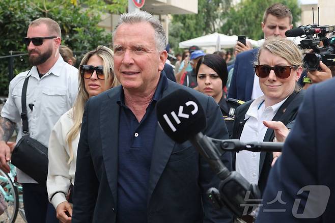 도널드 트럼프 미국 대통령의 중동 특사인 스티브 위트코프가 13일(현지시간) 텔아비브의 인질광장에서 하마스 인질 가족들을 만나 이야기 나눈 후 떠나고 있다, 2025.05.13. ⓒ AFP=뉴스1