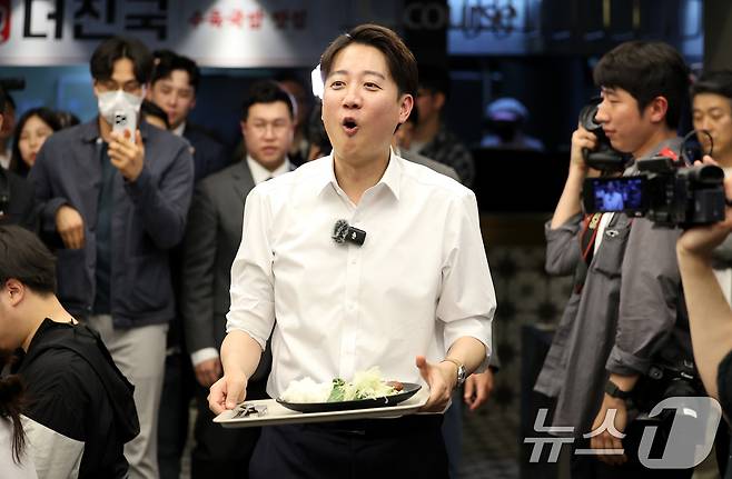 이준석 개혁신당 대통령 후보가 13일 대구 북구 경북대를 찾아 학생들과 점심 식사를 위해 자리로 향하고 있다. 2025.5.13/뉴스1 ⓒ News1 공정식 기자