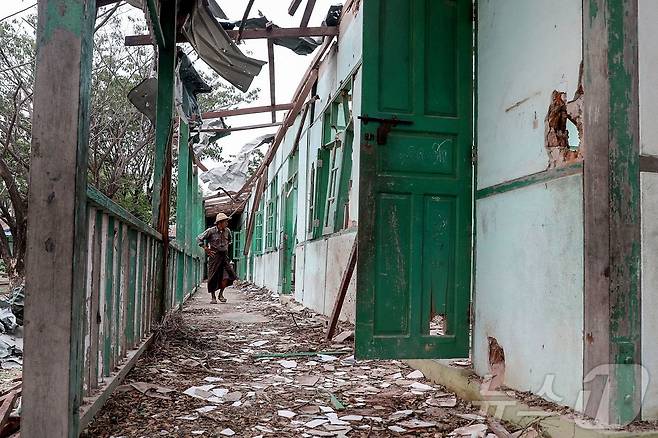 12일(현지시간) 미얀마 사가잉 지역 데파인타운십의 오헤 테인 트윈 마을에서 미얀마군의 폭격으로 학교가 파괴돼 있다.ⓒ AFP=뉴스1