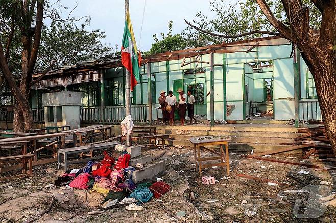 12일(현지시간) 미얀마 사가잉 지역 데파인타운십의 오헤 테인 트윈 마을에서 미얀마군의 폭격으로 학교가 파괴돼 있다. ⓒ AFP=뉴스1