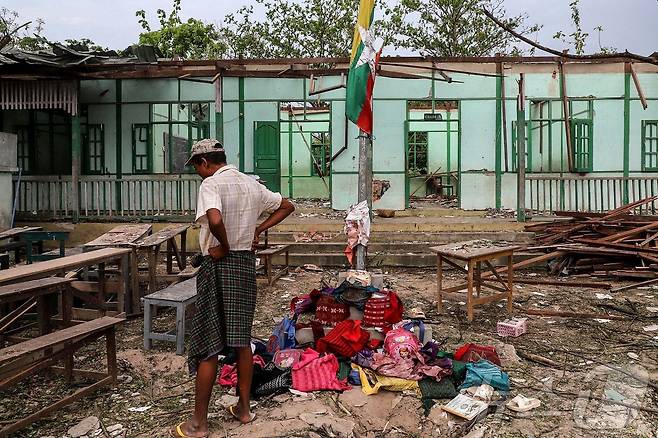 12일(현지시간) 미얀마 사가잉 지역 데파인타운십의 오헤 테인 트윈 마을에서 미얀마군의 폭격으로 파괴된 학교 앞에 희생자들의 유품이 놓여 있다. ⓒ AFP=뉴스1