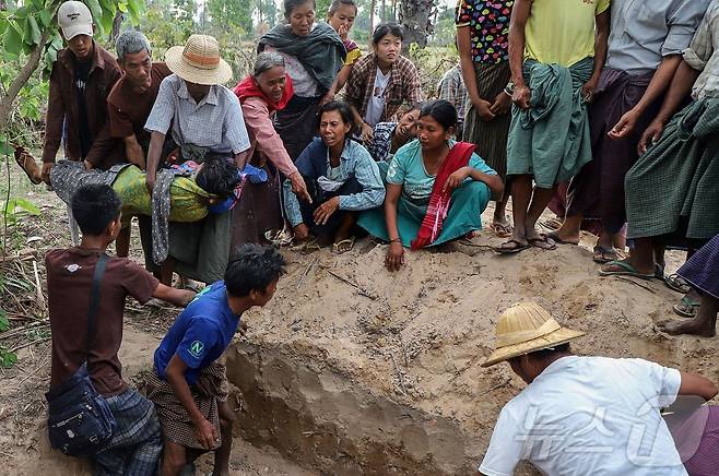 12일(현지시간) 미얀마 사가잉 지역 데파인타운십의 오헤 테인 트윈 마을에서 미얀마군의 폭격으로 사망한 희쟁자들의 장례식이 진행되고 있다. ⓒ AFP=뉴스1