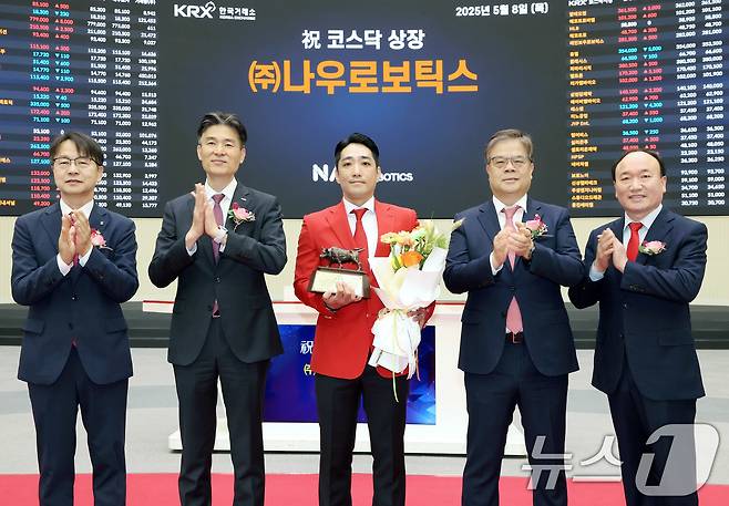 8일 서울 영등포구 한국거래소에서 열린 나우로보틱스 코스닥시장 상장 기념식에서 김대영 한국IR협의회 부회장(왼쪽부터)과 민경욱 한국거래소 코스닥시장본부장, 이종주 나우로보틱스 대표이사, 오익근 대신증권 대표이사, 강왕락 코스닥협회 부회장이 기념 촬영을 하고 있다. (한국거래소 제공. 재판매 및 DB 금지) 2025.5.8/뉴스1