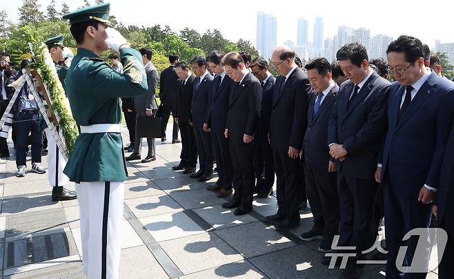 이재명 더불어민주당 대통령 후보가 14일 오전 부산 남구 유엔기념공원을 방문해 참배하고 있다.(공동취재) 2025.5.14/뉴스1 ⓒ News1 안은나 기자