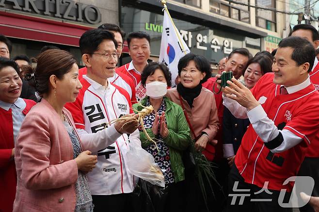 김문수 국민의힘 대통령 후보가 14일 오전 경남 진주시 진주중앙시장을 방문해 유권자들에게 지지를 호소하고 있다. (공동취재) 2025.5.14/뉴스1 ⓒ News1 김민지 기자