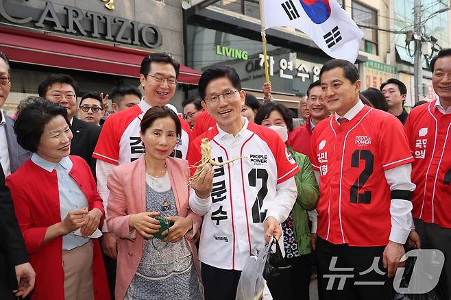 김문수 국민의힘 대통령 후보가 14일 오전 경남 진주시 진주중앙시장을 방문해 유권자들에게 지지를 호소하고 있다. (공동취재) 2025.5.14/뉴스1 ⓒ News1 김민지 기자