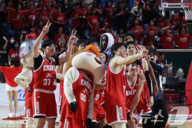 13일 오후 서울 송파구 잠실학생체육관에서 열린 '2024-25 KCC 프로농구 챔피언결정전 5차전' 창원 LG 세이커스와 서울 SK 나이츠의 경기에서 86대56으로 승리한 SK 선수들이 셀카를 찍고 있다. 2025.5.13/뉴스1 ⓒ News1 박세연 기자