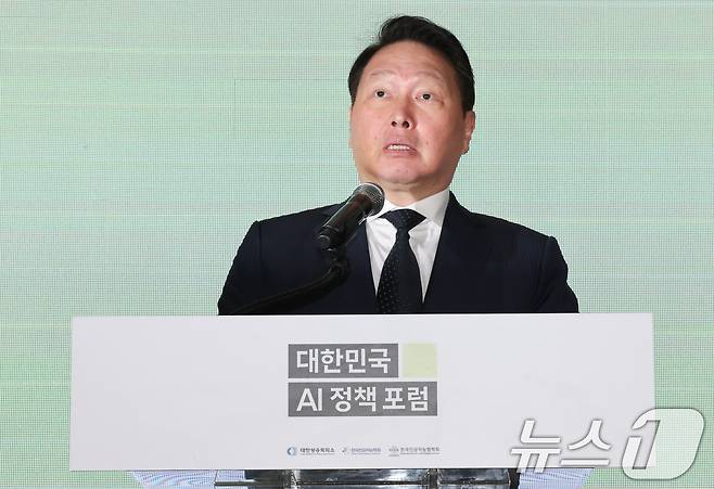 최태원 대한상공회의소 회장이 9일 서울 중구 롯데호텔 에서 열린 대한민국 AI정책 포럼에서 개회사를 하고 있다. 2025.5.9/뉴스1 ⓒ News1 허경 기자