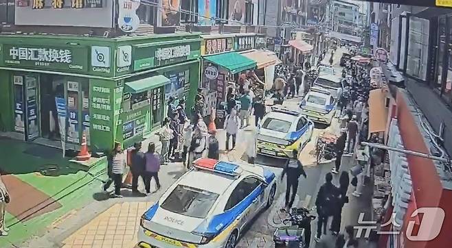 지난 7일 오후 12시 50분쯤 30대 남성 A 씨가 타인 명의 카드로 현금을 인출한 뒤 출동한 경찰에 붙잡혔다.(서울 영등포경찰서 제공)