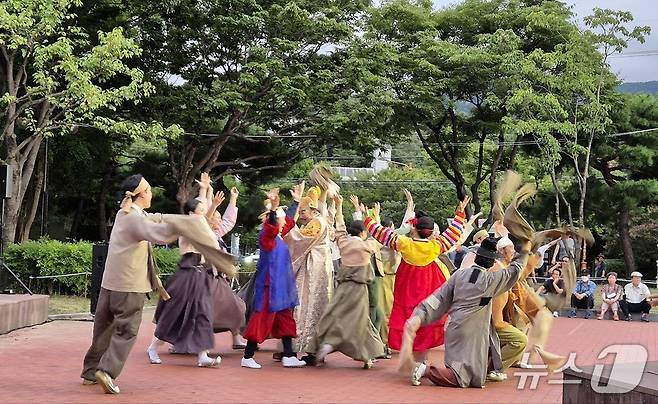 대구문화예술회관은 오는 21일부터 9월 24일까지 매주 수요일 대구문화예술회관 동편야외무대에서 수요상설공연'을 진행한다. 사진은 공연 모습. (대구문화예술회관 제공. 재판매 및 DB 금지)/뉴스1