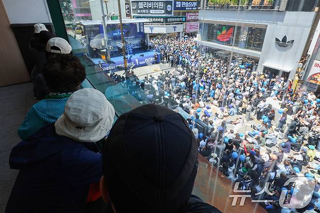 14일 부산 부산진구 서면에서 시민들이 이재명 더불어민주당 대통령 후보의 유세를 지켜보고 있다.(공동취재) 2025.5.14/뉴스1 ⓒ News1 안은나 기자