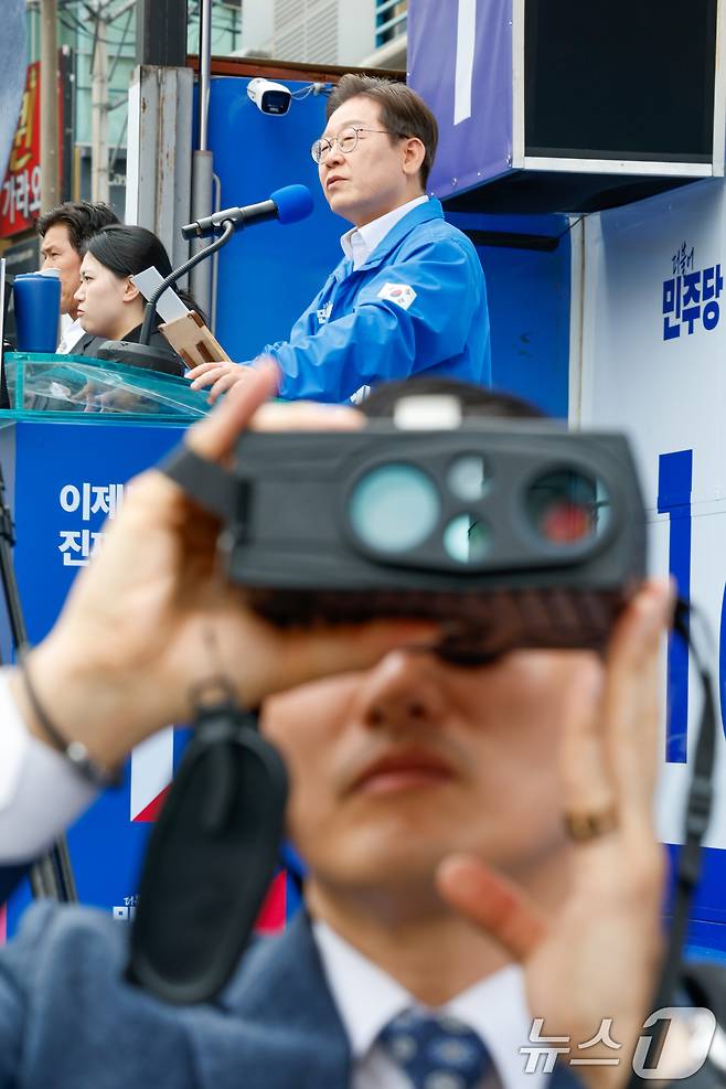 이재명 더불어민주당 대통령 후보가 부산·경남(PK) 지역 유세에 나선 14일 경남 창원시 상남분수광장을 찾아 지지를 호소하는 가운데 경호원이 경계 근무를 서고 있다. 2025.5.14/뉴스1 ⓒ News1 안은나 기자