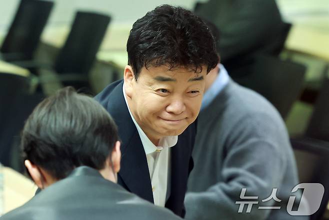 백종원 더본코리아 대표가 지난 3월서울 서초구 스페이스쉐어 강남역센터에서 열린 정기 주주총회에서 참석해 주주들과 인사를 나누고 있다. 2025.3.28/뉴스1 ⓒ News1 김진환 기자