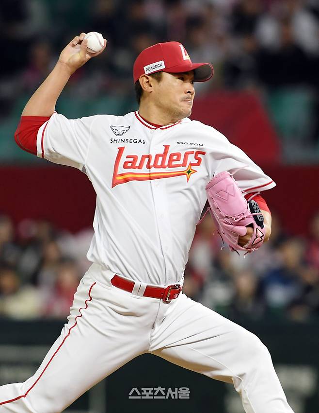 SSG 노경은이 17일 인천 SSG랜더스필드에서 열린 2025 KBO리그 한화와 경기 7회초 등판해 힘차게 공을 던지고 있다. 문학 | 박진업 기자 upandup@sportsseoul.com