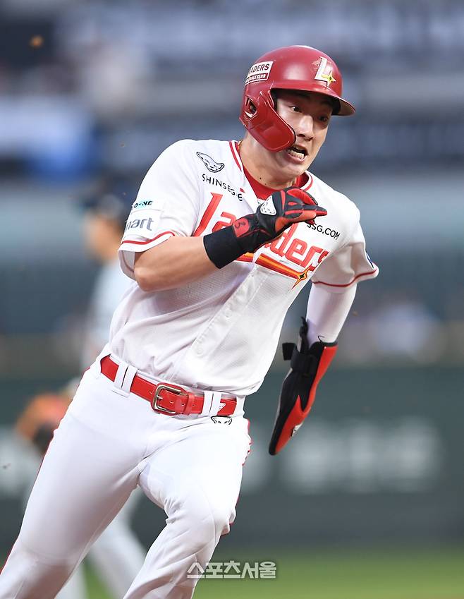 SSG 최지훈이 17일 인천 SSG랜더스필드에서 열린 2025 KBO리그 한화와 경기 1회말 무사 1루 상황에서 박성한의 2루타에 힘차게 베이스 러닝을 하고 있다. 문학 | 박진업 기자 upandup@sportsseoul.com