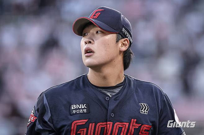 롯데 이민석이 11일 수원케이티위즈파크에서 열린 2025 KBO리그 KT와 더블헤더 2차전에 선발 등판해 이닝을 마친 후 더그아웃으로 내려가고 있다. 사진 | 롯데 자이언츠